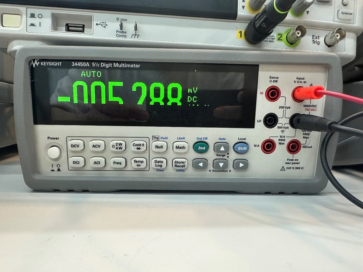 Keysight 34450A 디지털 멀티미터 전면 — DCV 표시