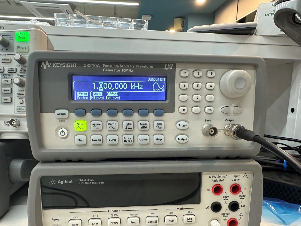 Keysight 33210A 함수 발생기 — 1 kHz 정현파 설정 화면